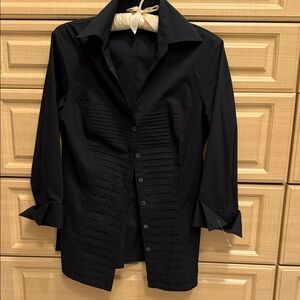 Signature by Larry Levine Black Women's button-up shirt with shapely design